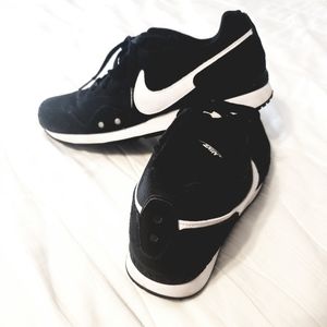 Nike Venture Runner - Black - women's 8
